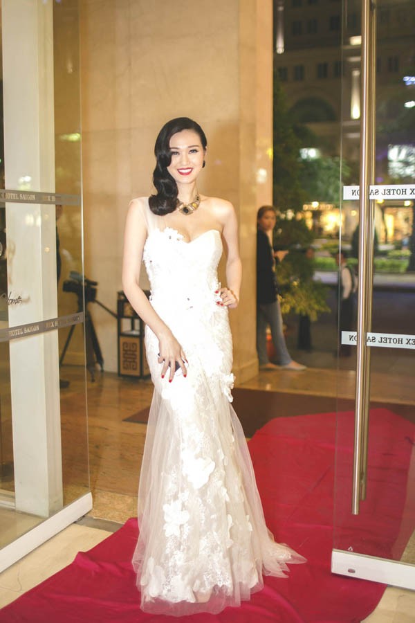 Khánh My diện đầm trắng muốt, khoe đường cong quyến rũ - ảnh 3